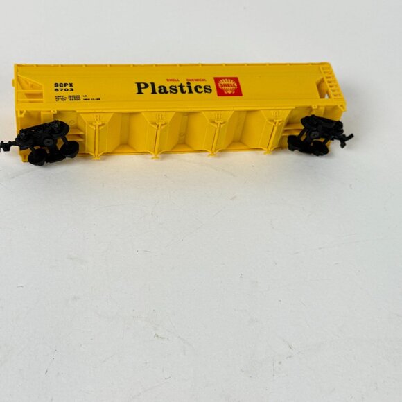 Bachmann Vintage HO Scale Shell Chemical Plastics Hopper Train Car Yellow - Picture 4 of 12